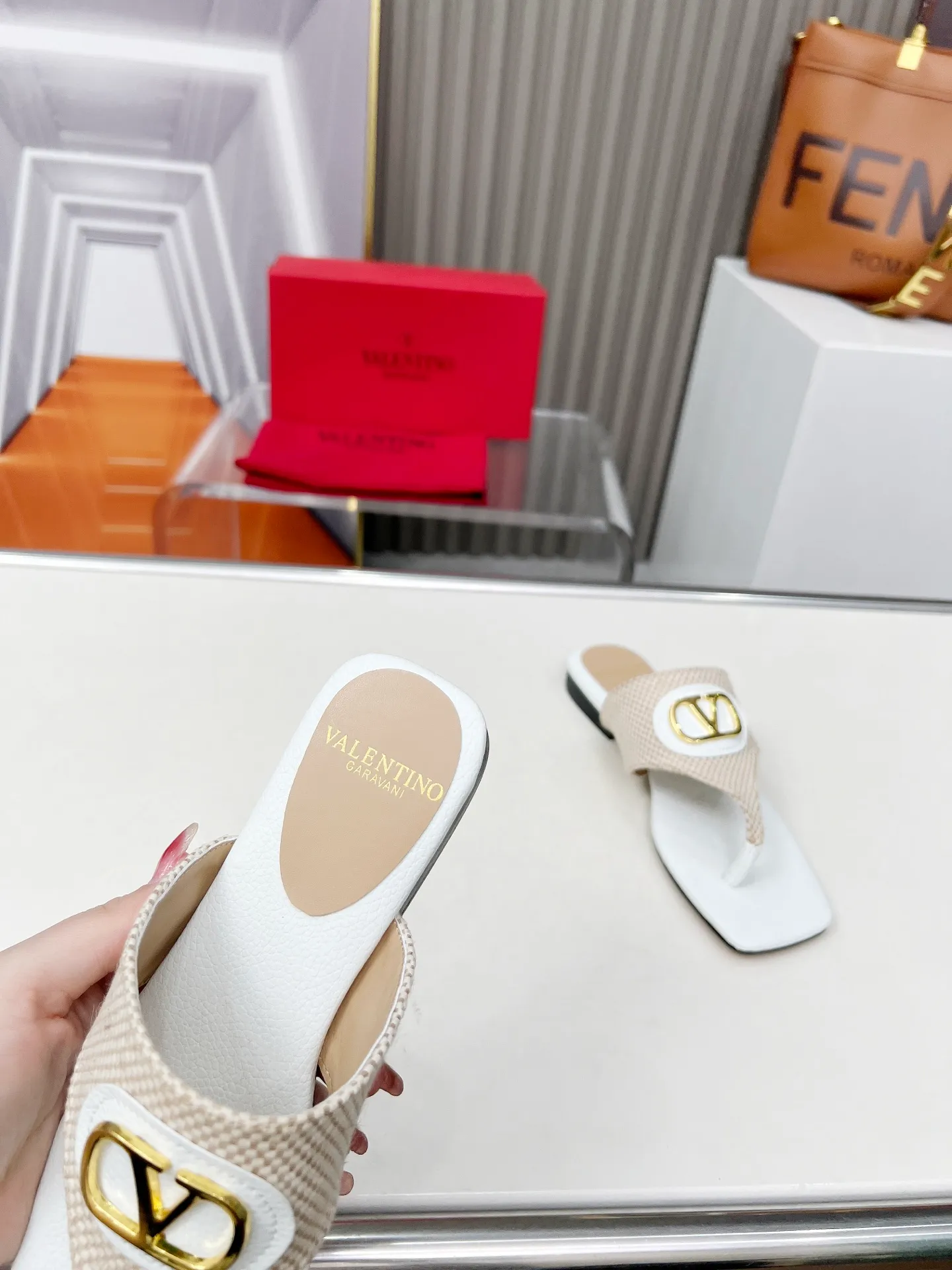 👟👟Ex-factory price 340👟👟 Genuine leather sole +30 Valentino, 25 new spring and summer Valentino color-blocked flat flip flops, sizes 35-43, leather sole +30
